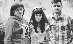 Irina Rimes, alături de mama și fratele ei jpeg