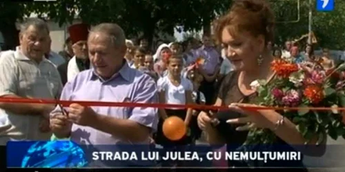 Zinaida Julea şi primarul localităţii au tăiat panglica roşie 