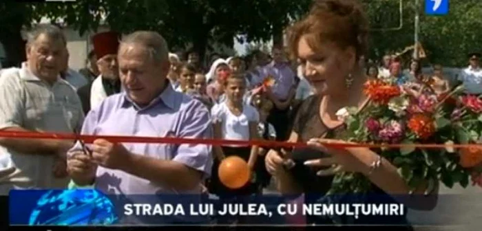 Zinaida Julea şi primarul localităţii au tăiat panglica roşie 