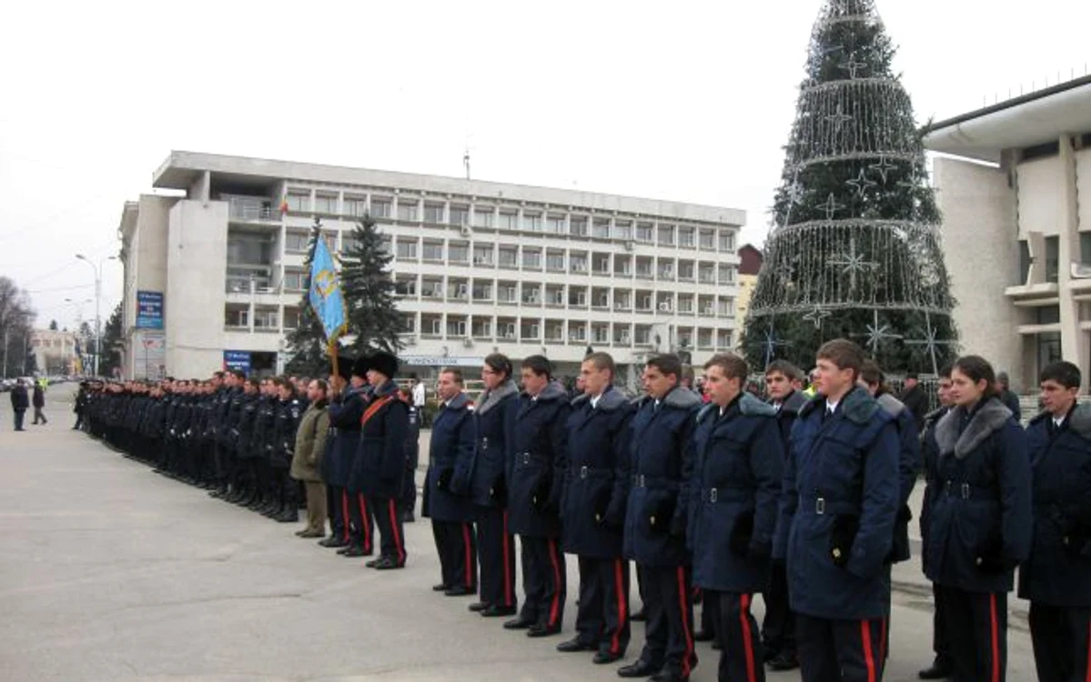 Gărzile de onoare ale MAI aşteaptă să defileze