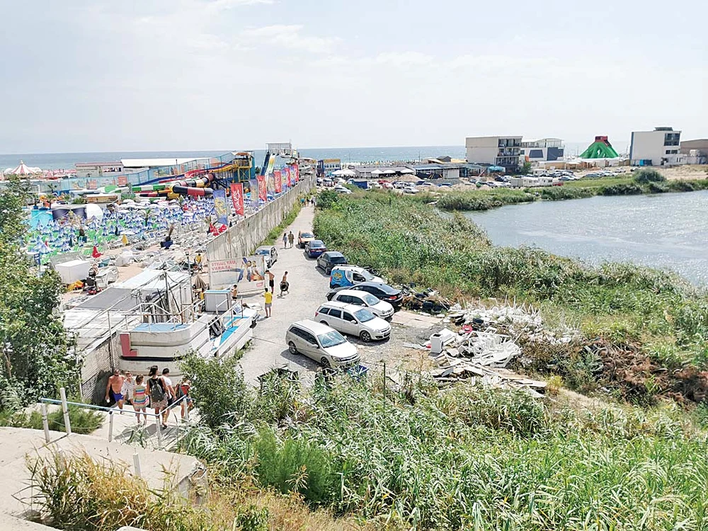La plajă, gunoaiele sunt la ele acasă