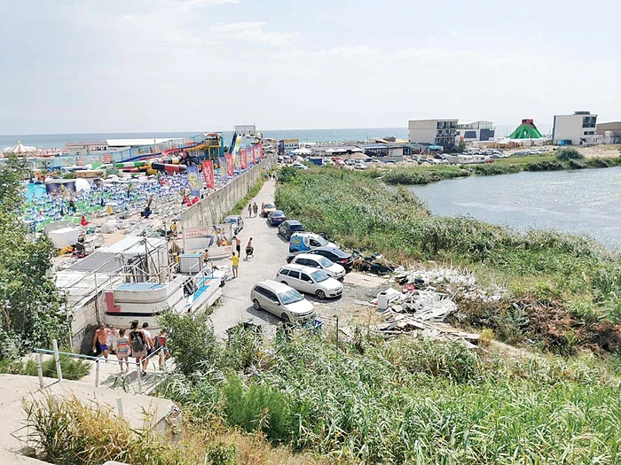 La plajă, gunoaiele sunt la ele acasă