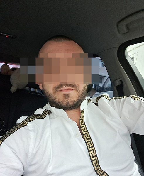 Criză de gelozie, cu toporul. Agresorul a intrat apoi cu mașina în automobilul rivalului său