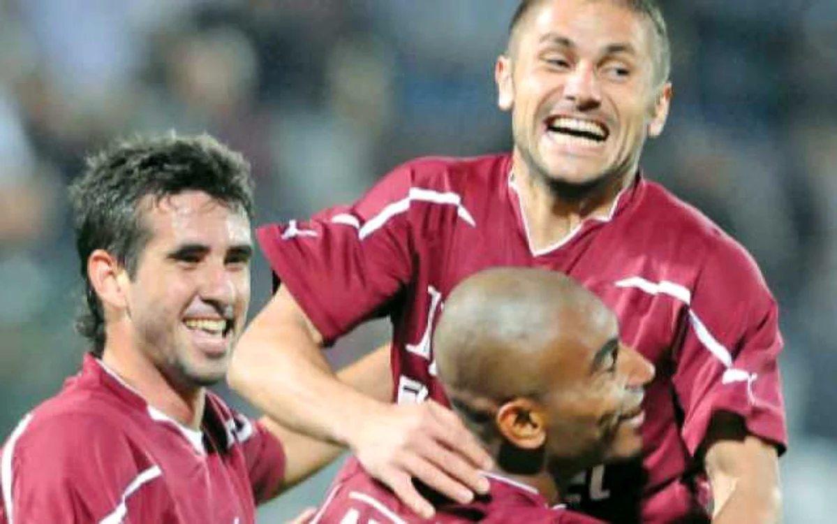 Frunză, îmbrăţişat de Marcos Antonio, după unul dintre golurile sale pentru Rapid