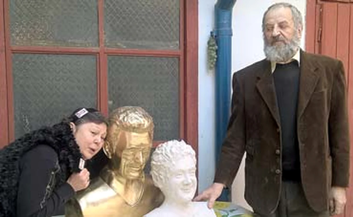
    De bucurie când a văzut busturile  realizate de sculptorul Constantin  Sinescu, Anca Pandrea s-a năpustit  să sărute chipul lui Iura  