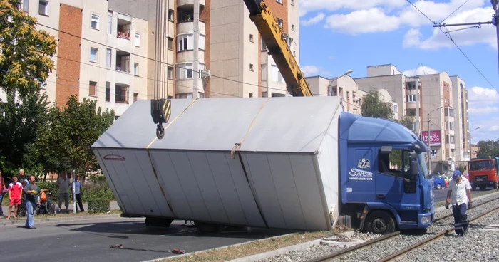 Arad: Un şofer băut s-a răsturnat cu camionul pe Calea Aurel Vlaicu