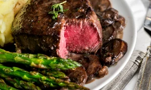 filet mignon in sos de vin si ciuperci jpeg