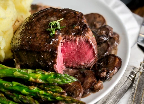 filet mignon in sos de vin si ciuperci jpeg