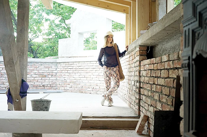 
    Dana a supravegheat muncitorii, pentru a se asigura că lucrările decurg după planurile ei. Aici, este în living  