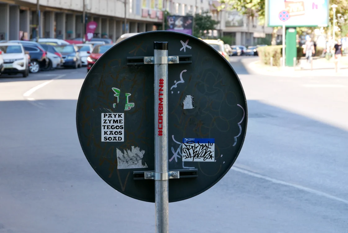 Unul dintre multele indicatoare din oraș, acoperit cu stickere. FOTO: Norbert Nemeș 
