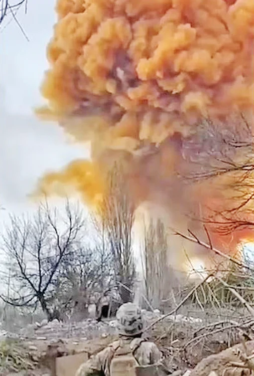 O explozie provocată după lovirea unui rezervor cu acid azotic a degajat fum toxic în Severodoneţk