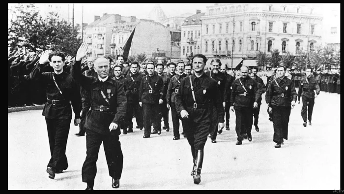 Ion Antonescu și Horia Sima în fruntea legionarilor FOTO Wikipedia