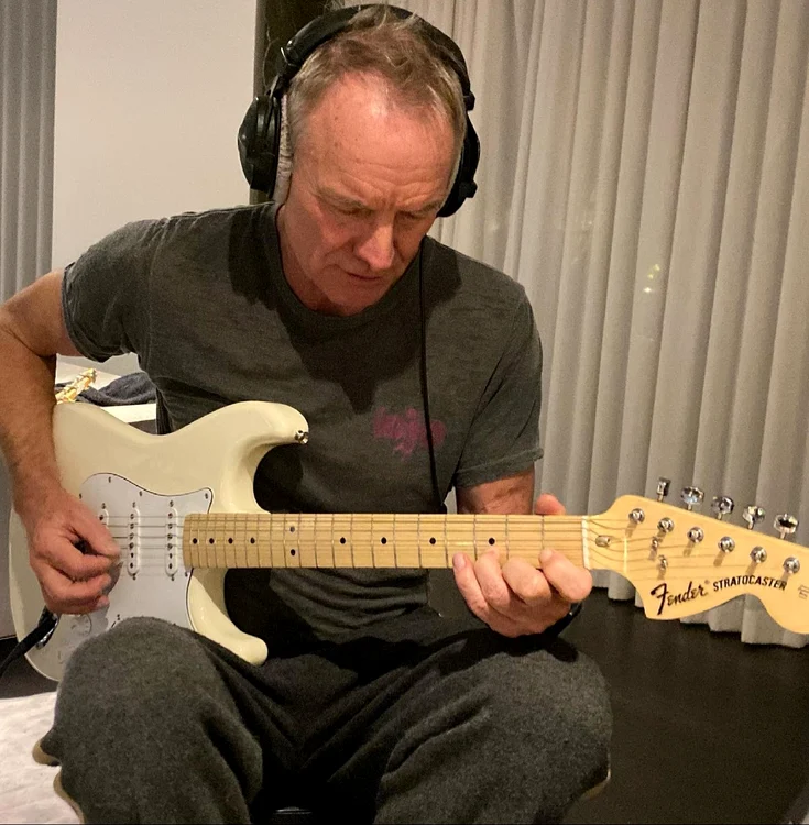 
    Sting, 69 de ani, a recunoscut că nu rezistă nici o zi să stea departe de chitara luifoto: Instagram  