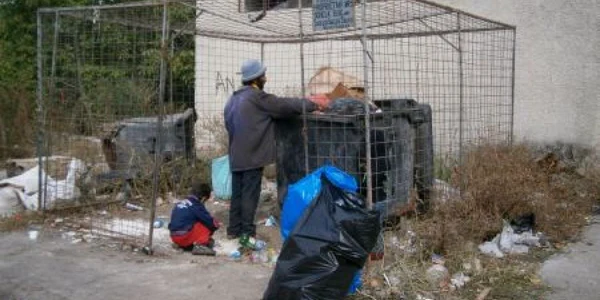 Pubelele pline cu resturi menajere sunt paradisul căutătorilor în gunoi