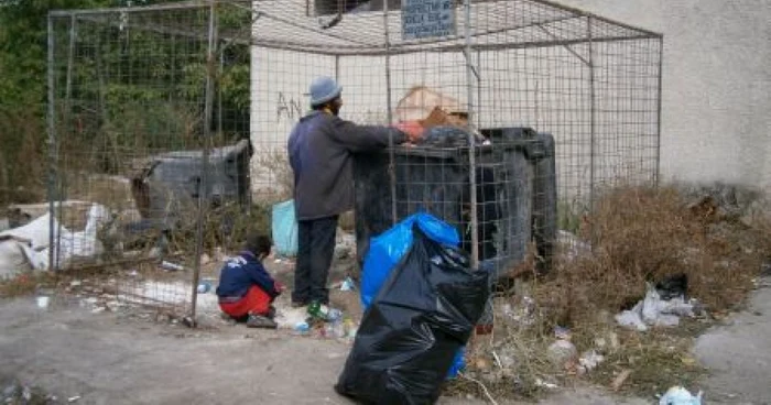 Pubelele pline cu resturi menajere sunt paradisul căutătorilor în gunoi