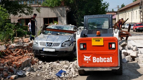 zid prabusit peste trei masini Foto Primaria Hunedoara jpg