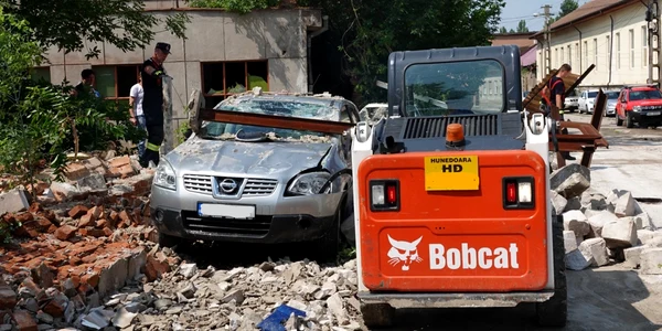 zid prabusit peste trei masini Foto Primaria Hunedoara jpg