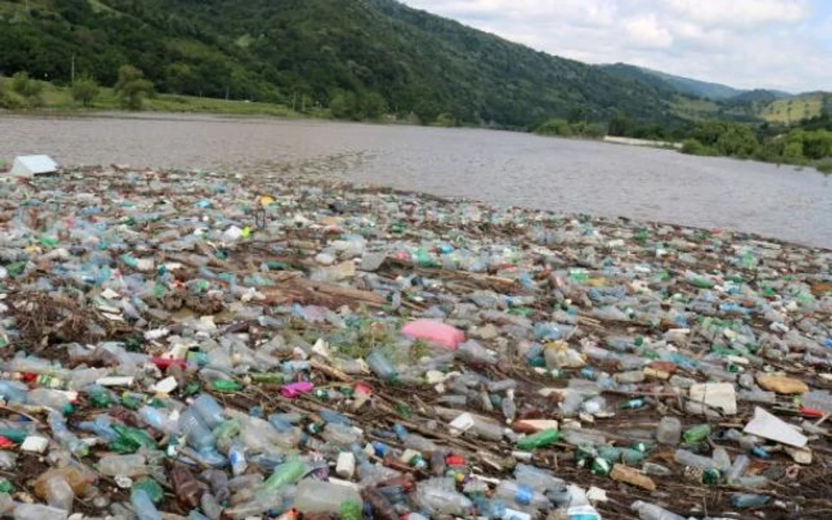 Deşeurile aduse de apele Cernei la Orşova FOTO Alexandra Georgescu