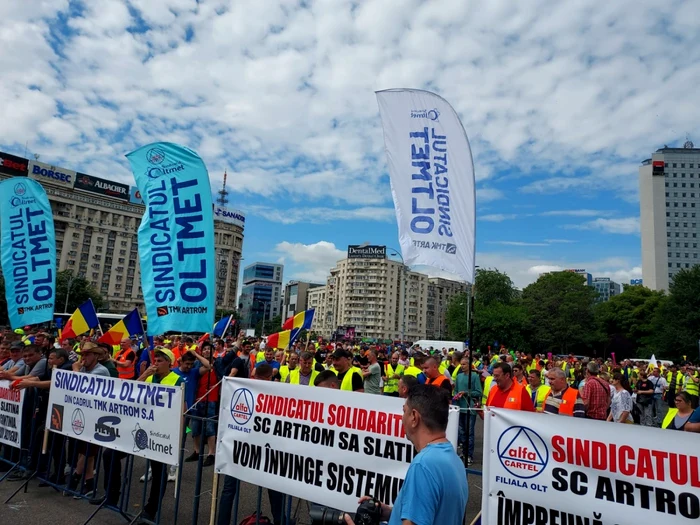 Angajaţii TMK au protestat joi în faţa Guvernului FOTO: Cartel Alfa