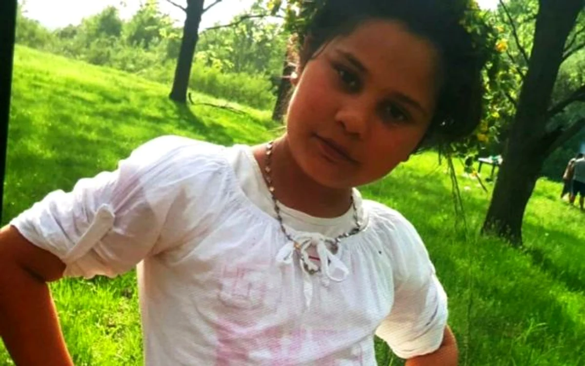 FOTO VIDEO Tot satul a condus-o pe ultimul drum pe Adriana Fieraru, fetiţa ucisă de pedofilul olandez: „Frăţiorul ei mic crede că doarme“