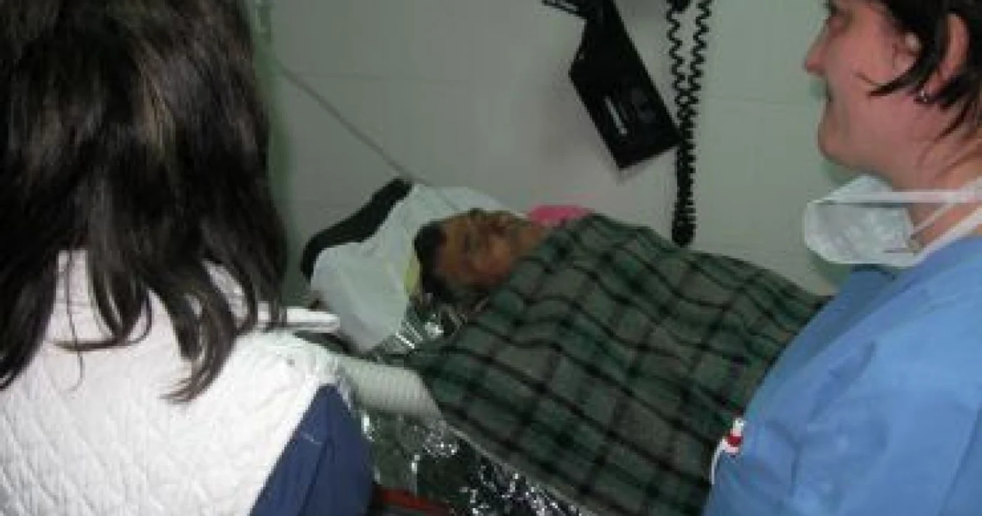 Bătrânul a fost învelit cu hârtie de staniol şi pături