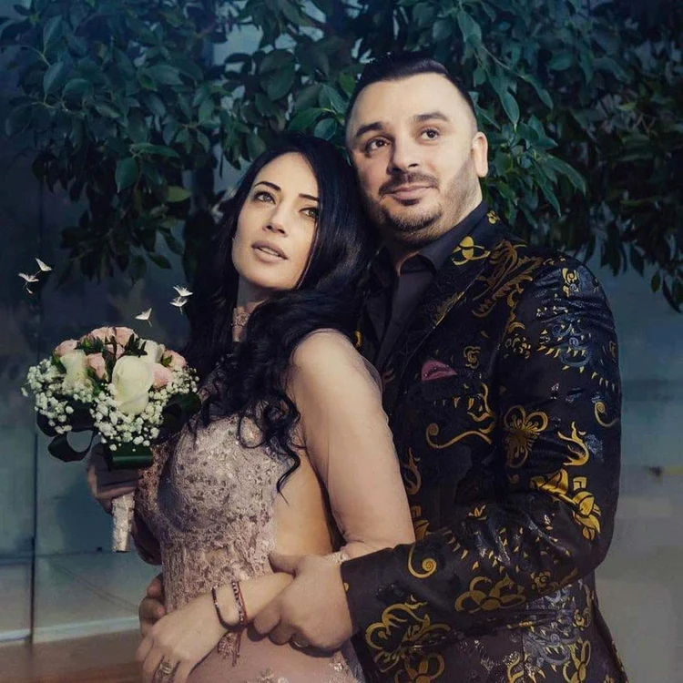 Fericit, alături de  frumuşica  Roxana-Maria