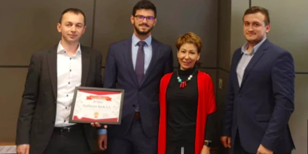 De la stânga la dreapta - Iulian Dobrinoiu (Raiffeisen Bank) - Eduard Burghelia (Confidas) - Raluca Nicolescu (Raiffeisen Bank) - George Farauanu (Confidas) Sursa Confidas 