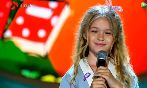 Fetiţa vorbeşte foarte bine mandarina şi a participat la mai multe emisiuni de televiziune dedicate vedetelor muzicale jpeg