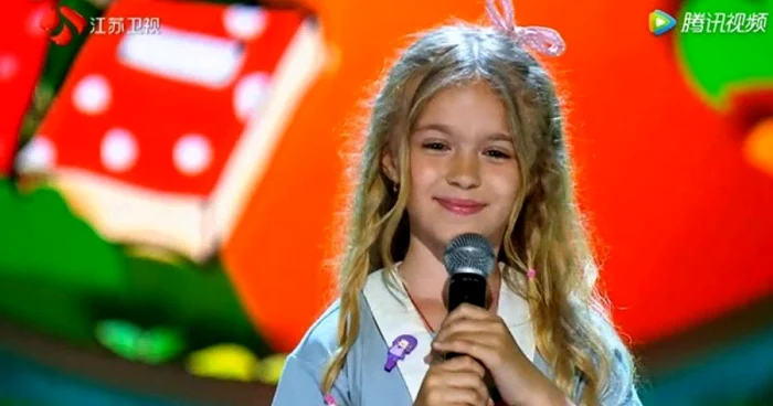 Fetiţa vorbeşte foarte bine mandarina şi a participat la mai multe emisiuni de televiziune dedicate vedetelor muzicale