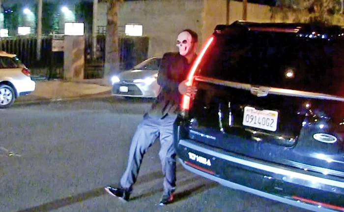 Starul, care a purtat o mască de schelet, s-a ţinut de o maşină ca să nu cadă