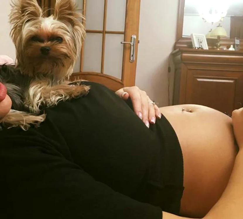 Bruneta va aduce pe lume o fetiţă 
