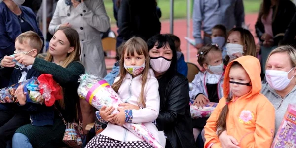 Prima zi de şcoală în Polonia copiii nu poartă măşti în clasă  FOTO EPA-EFE /  Andrzej Grygiel