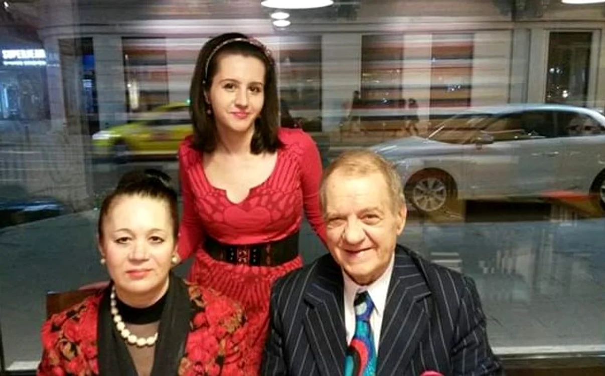 
    Alexandru Lulescu, de ziua lui, alături de soție, fiică, ginere și adorabila lui nepoatăfoto: arhivă personală  