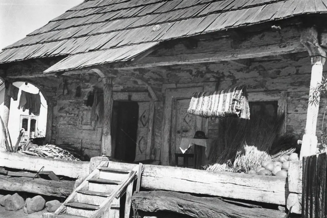 Colecția Fototecă a Secției de Etnografie reprezentând o casă veche (200 ani) din satul Bărbărigeni, comuna Roești din județul Vâlcea (© Muzeul Olteniei)