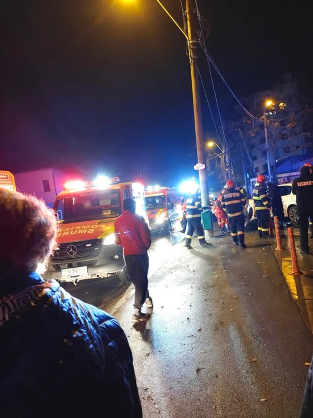 Accident grav în Sectorul 6: patru persoane rănite după ce o mașină a intrat într-o stație de autobuz