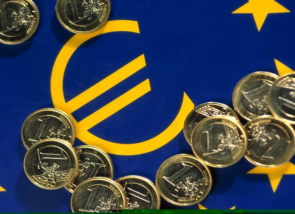 Monede de euro puse peste steagul UE