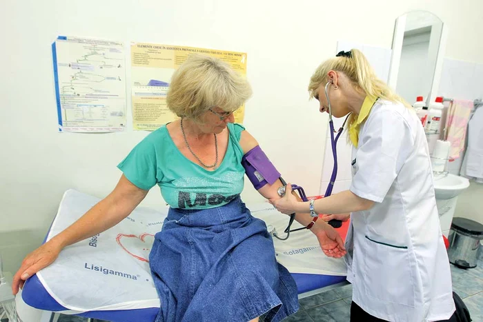 Medicii de familie vor “scrie“ pe CIP-ul cardului informaţii legate de afecţiunile pacienţilor doar dacă aceştia din urmă sunt de acordFoto: Marian Iliescu