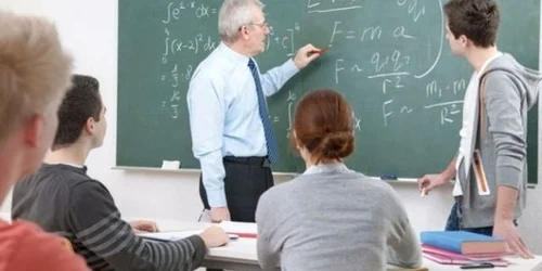 profesor dascal scrie cu creta pe tabla elev scos la tabla elevi in banci la scoala in clasa matematica jpeg