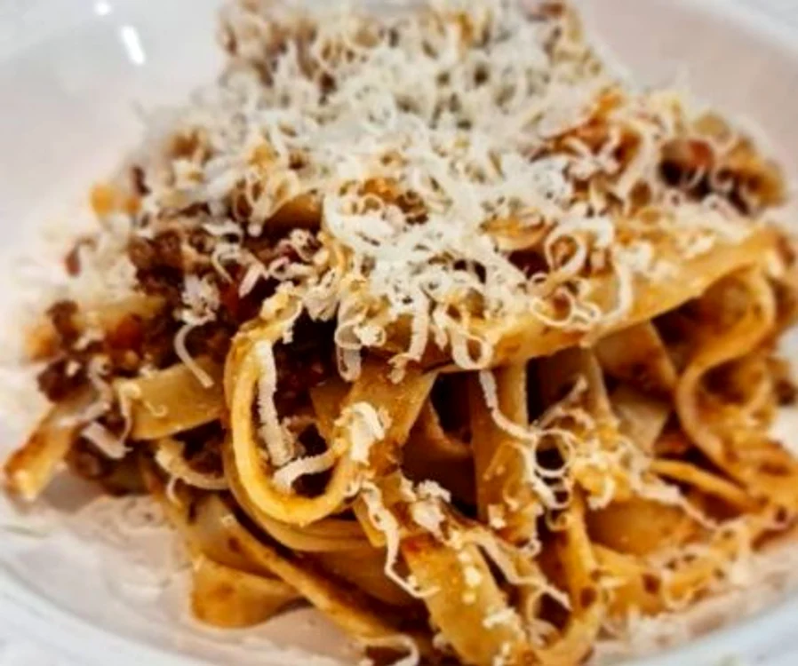 
    Sosul bolognese făcut de chef Florin Dumitrescu merge de minune cu paste sau lasagnafoto: arhivă personală  