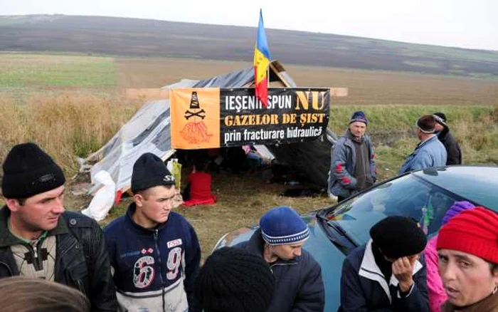 Oamenii din Pungeşti refuză ca exploatarea prin fracturare hidraulică să aibă loc în zona lor