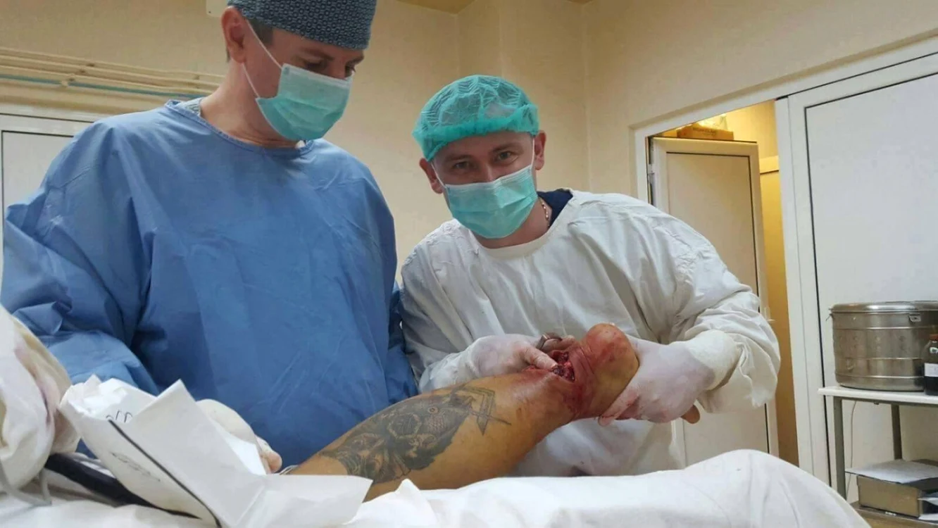 Doctorii Vasile Cojocari şi Oleg Tacu în timp ce operau sportivul FOTO Facebook