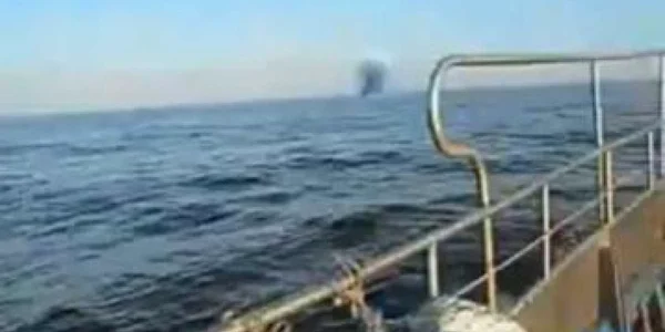 Video real sau trucaj ? Un obiect zburător ciudat deasupra oceanului.