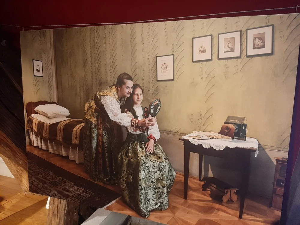 Costume româneşti din Şcheii Braşovului în expoziţie la Muzeul Civilizaţiei Urbane din Braşov FOTO Ioan Buciumar