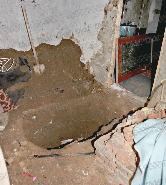 
    Criminalul i-a săpat groapa tatălui  său chiar în casă. Credea că nu-i va  descoperi nimeni îngrozitoarea faptă (Foto: Roberto Sălceanu)  