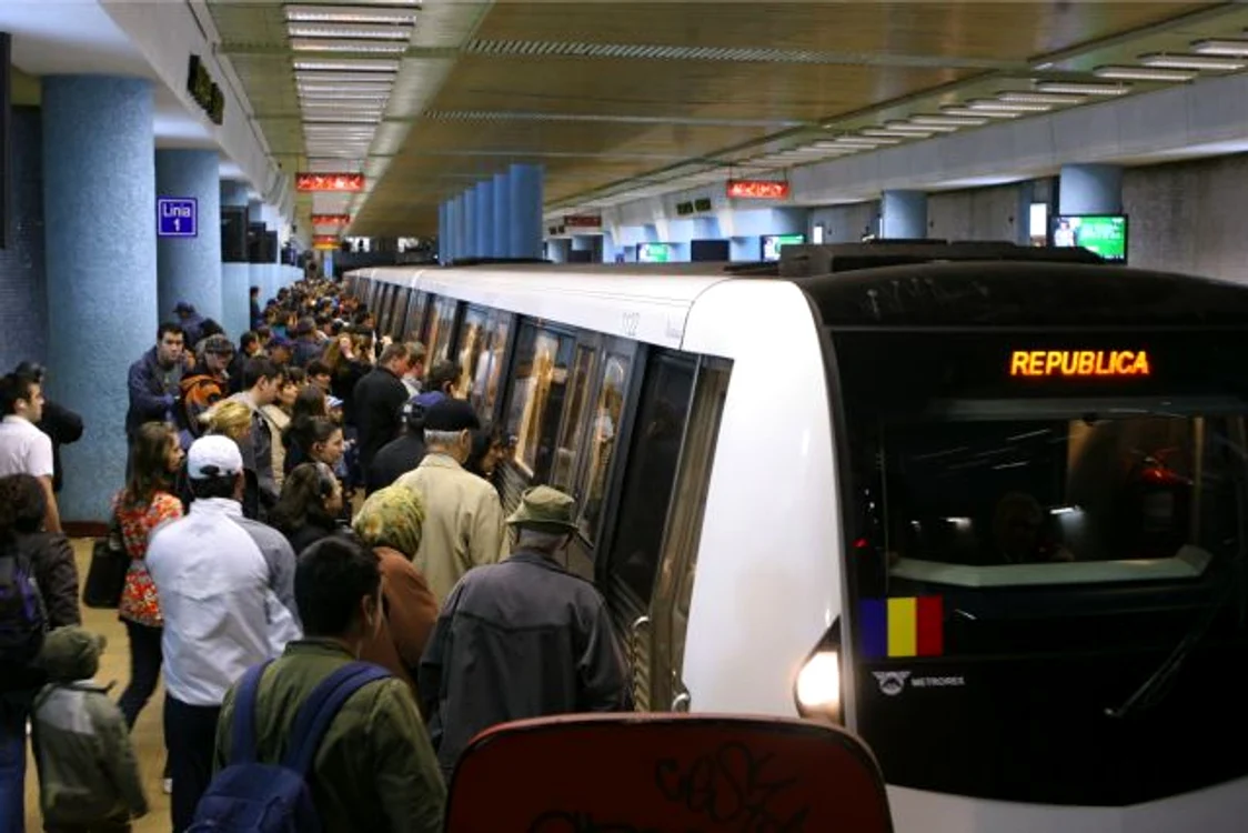 
    Protestul angajaţilor RATB i-a obligat pe bucureşteni să se înghesuie la metrou  