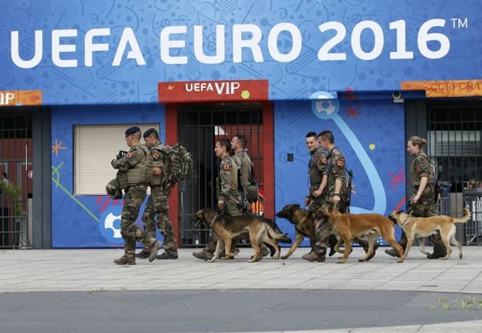 Trupele au inceput deja sa patruleze in jurul stadionului