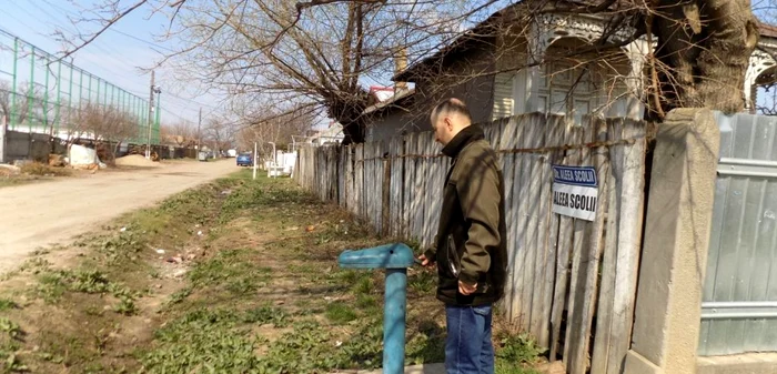 Pe multe uliţe din Barcea s-a tras apă până la porţile oamenilor Foto: Costel Crângan