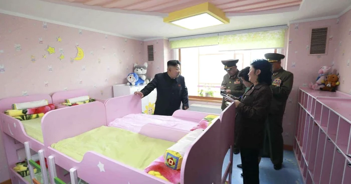 Kim Jong-un în vizită la un orfelinat din Phenian FOTO The Independent