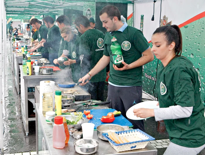 Participanţii la competiţie au trebuit să gătească în 60 de minute “chifteluţe de cârnaţi cu bere şi hrean” (fotografii: Dan Bistriţeanu)