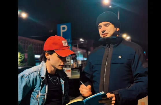 Jandarmul care l-a amendat pe organizatorul marșului Colectiv, parodiat pe Internet: „Păi țipați încontinuu marș. Nu aveți voie marș după ora 23.00, da?”